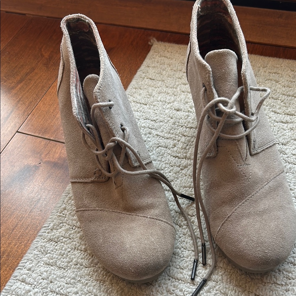 Toms Tan Lace Up wedge Boots Suede Style, size 9